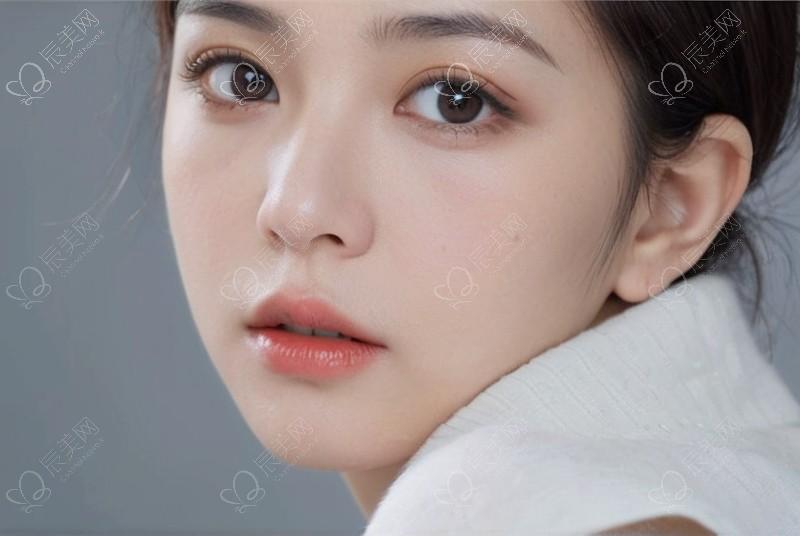 秋冬保湿升级：不同肤质的面霜选择 + 锁水技巧